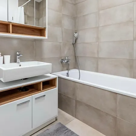 Apartmán Svetly S Parkovanim A Klimatizaciou V Novostavbe Bratislava